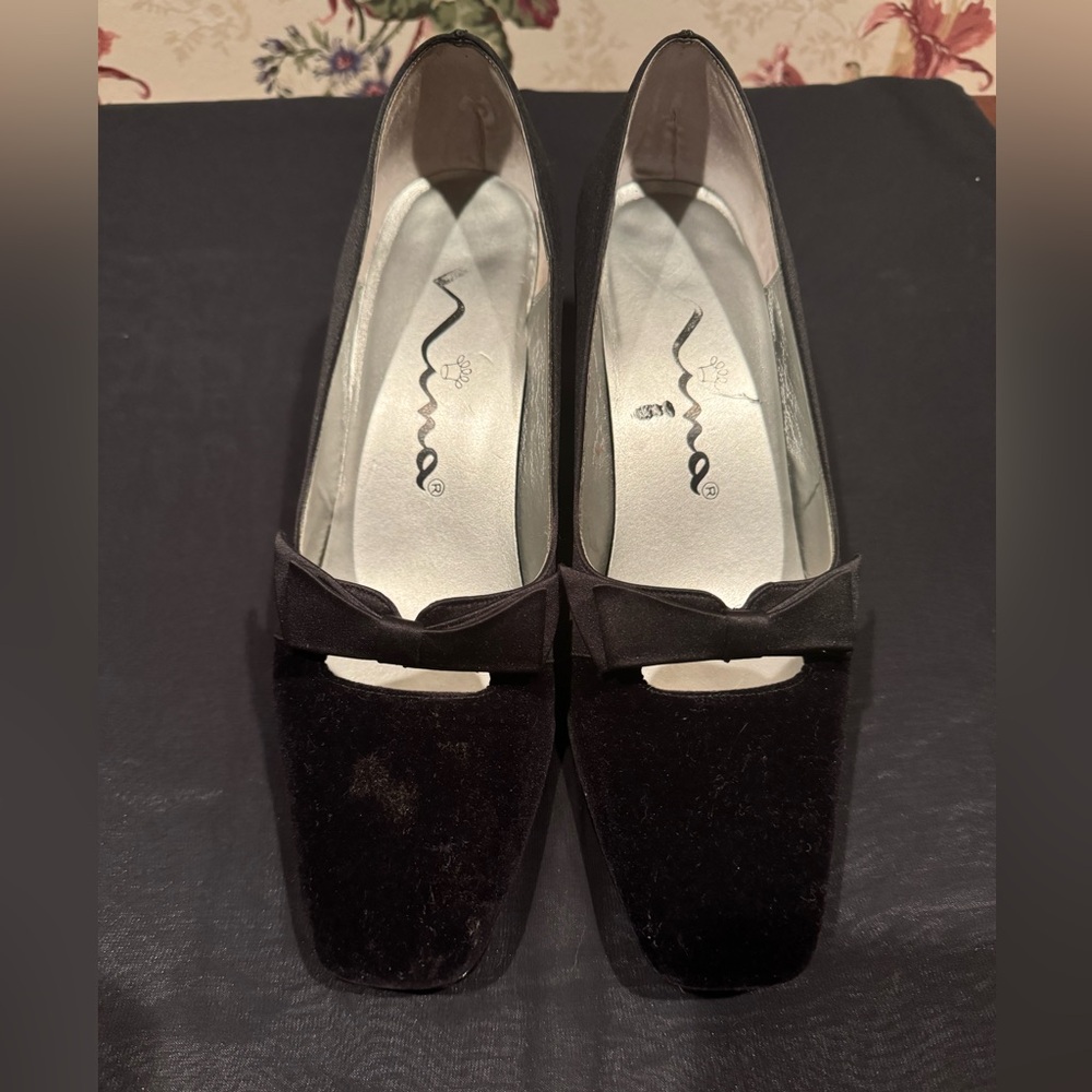 Nina black velvet and satin heels with bow. Size 7.5
